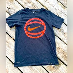 Nike Dri-Fit Swoosh Logo T. Shirt Boys S Black Basketball Graphic Super Soft Tee